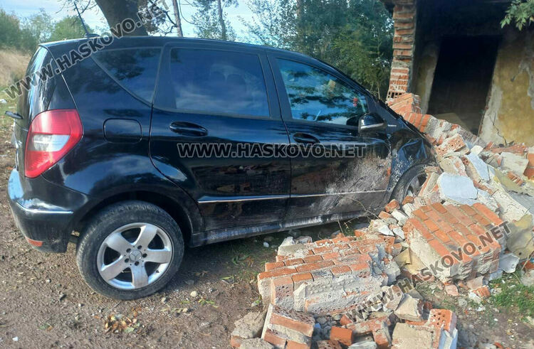 23-годишен с „Мерцедес“ се заби в безстопанствена постройка и рани бездомник