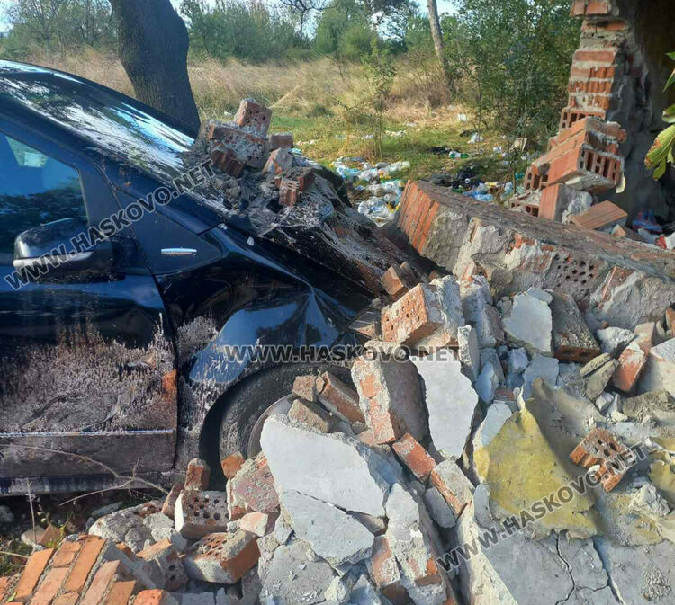 23-годишен с „Мерцедес“ се заби в безстопанствена постройка и рани бездомник