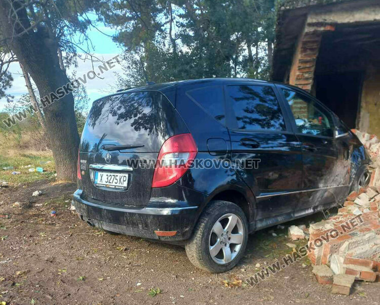 23-годишен с „Мерцедес“ се заби в безстопанствена постройка и рани бездомник