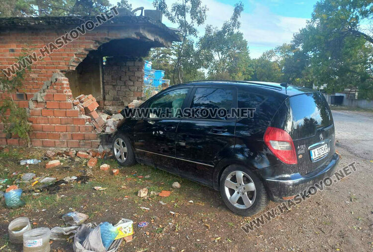 23-годишен с „Мерцедес“ се заби в безстопанствена постройка и рани бездомник