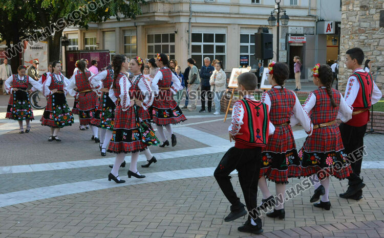 С концерт на пл. "Атлантически" школите от Младежкия център откриха новия творчески сезон