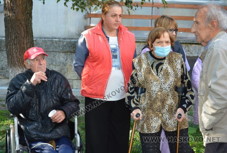 С много песни, танци и поезия отбелязаха Международния ден на възрастните хора в Хасково