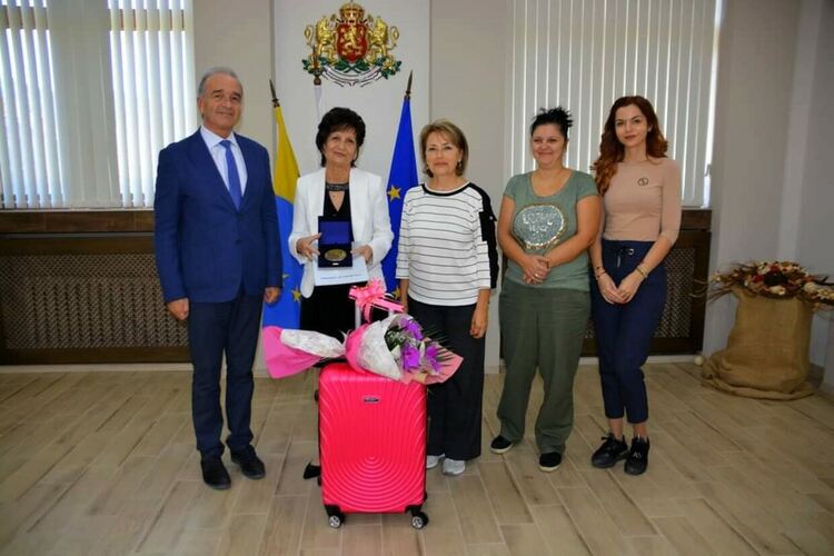 Директорът на ОУ "Панайот Волов" в кв. Долни Воден се пенсионира 