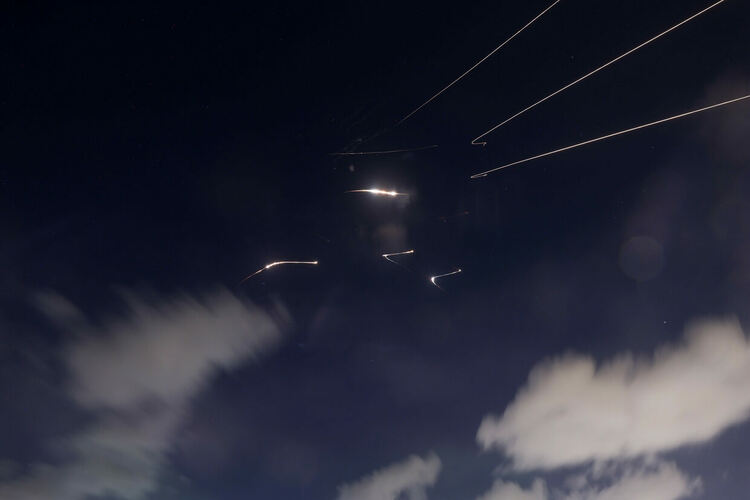 Стотици ракети изстреляни срещу Израел от Иран, взривове в Тел Авив и редица градове