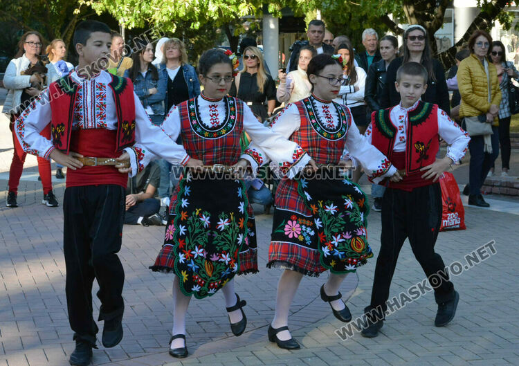 С концерт на пл. "Атлантически" школите от Младежкия център откриха новия творчески сезон