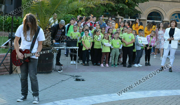 С концерт на пл. "Атлантически" школите от Младежкия център откриха новия творчески сезон
