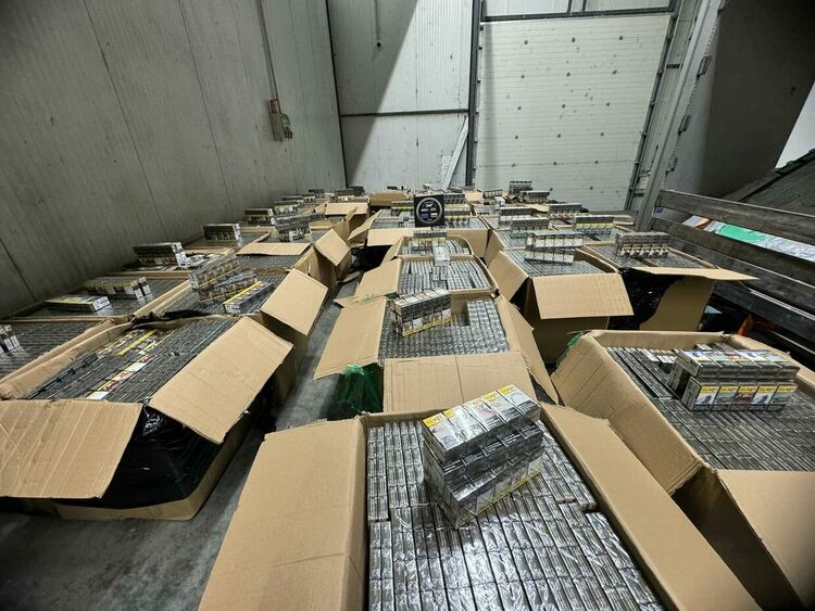 Откриха 1 086 400 контрабандни цигари в два тира