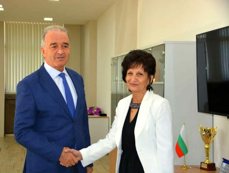 Директорът на ОУ "Панайот Волов" в кв. Долни Воден се пенсионира 