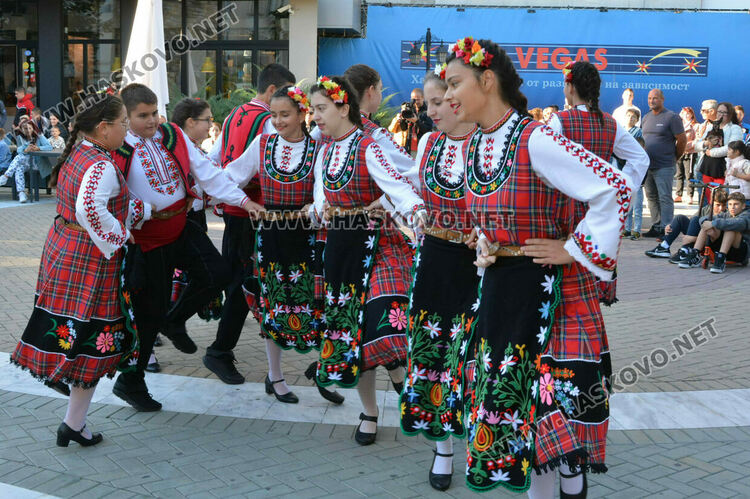 С концерт на пл. "Атлантически" школите от Младежкия център откриха новия творчески сезон