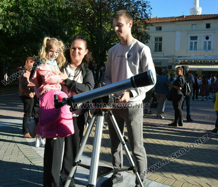 С концерт на пл. "Атлантически" школите от Младежкия център откриха новия творчески сезон