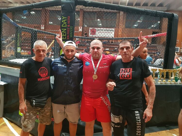 ММА бойците от Хасково спечелиха златен и два сребърни медала на държавно първенство