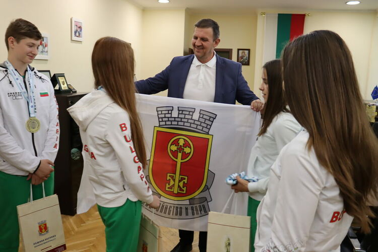 Кметът приветства световните медалисти от „Мега спорт“