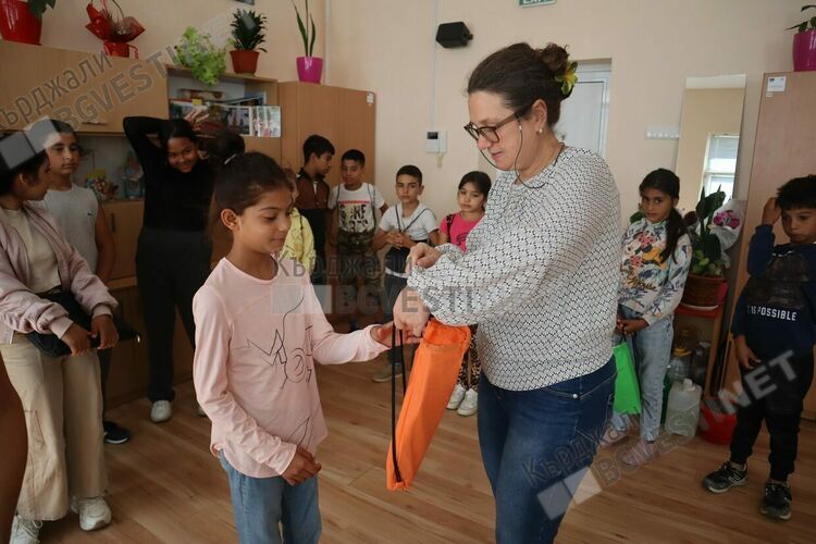 Сдружение дари учебни пособия на учениците в ОУ"П.Яворов" в Кърджали