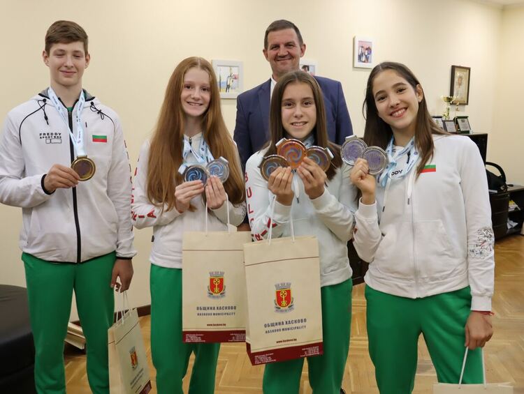 Кметът приветства световните медалисти от „Мега спорт“