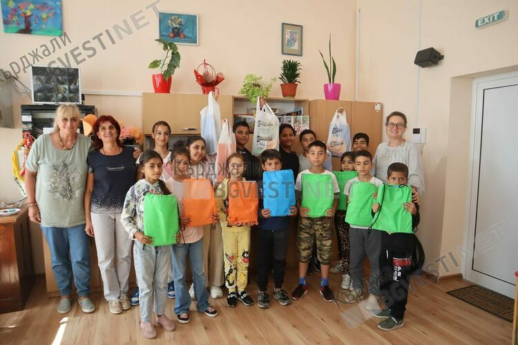 Сдружение дари учебни пособия на учениците в ОУ"П.Яворов" в Кърджали