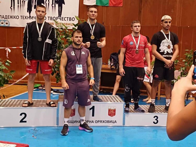 ММА бойците от Хасково спечелиха златен и два сребърни медала на държавно първенство