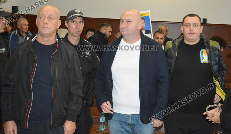 Над 100 души поискаха свобода за кмета Мюмюн Искендер пред съда в Хасково