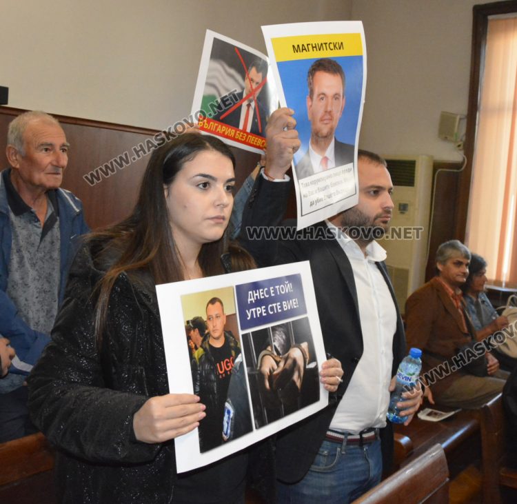 Над 100 души поискаха свобода за кмета Мюмюн Искендер пред съда в Хасково