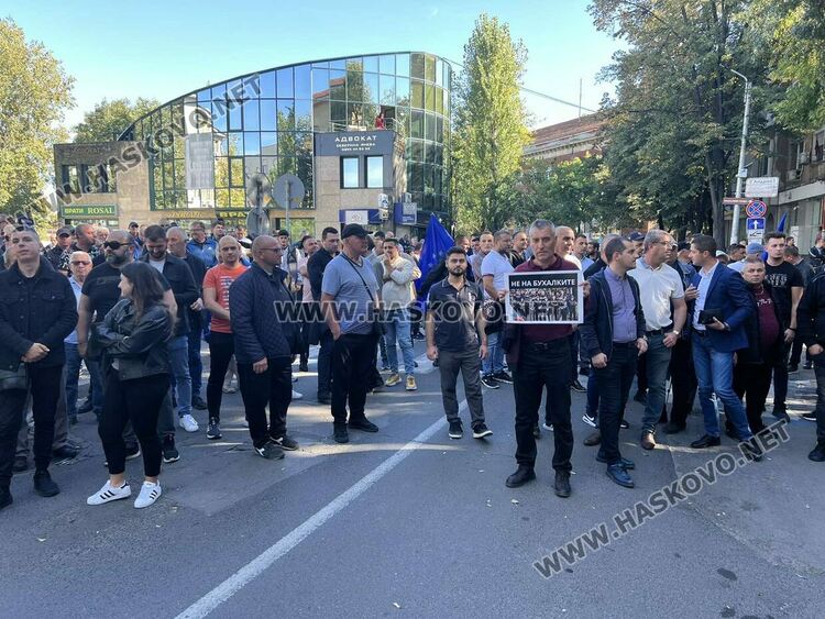 Домашен арест за Мюмюн Искендер, сина му и общинския служител