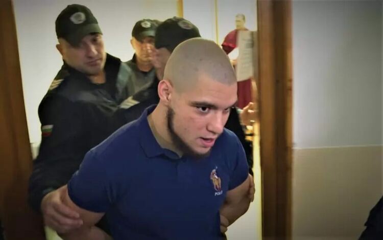 Миналия април Михайлов сключи споразумение с държавното обвинение в Бургас и беше осъден на пробация за 1 г. и 6 м. и 100 часа труд в полза на обществото за побой в Созопол.