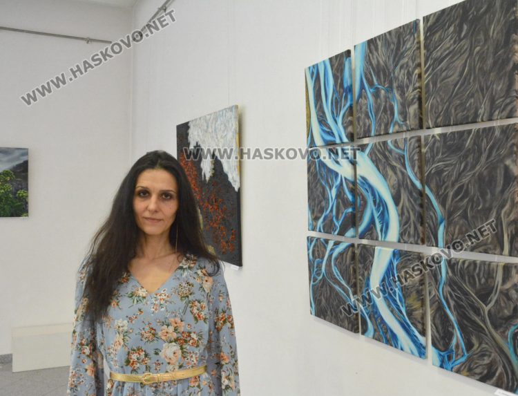  Тия Толева представи изложбата си „Исландия - над и отвъд“