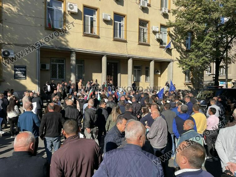 Над 100 души поискаха свобода за кмета Мюмюн Искендер пред съда в Хасково