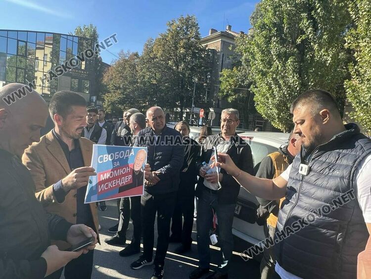 Над 100 души поискаха свобода за кмета Мюмюн Искендер пред съда в Хасково