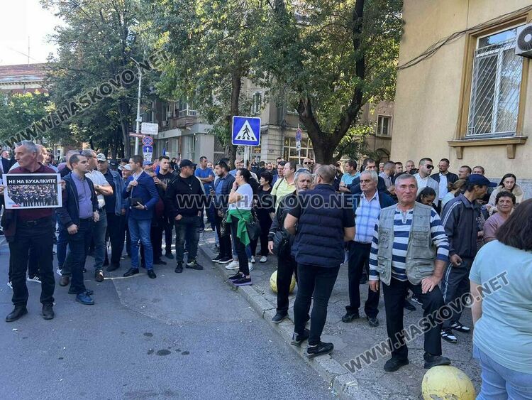 Домашен арест за Мюмюн Искендер, сина му и общинския служител