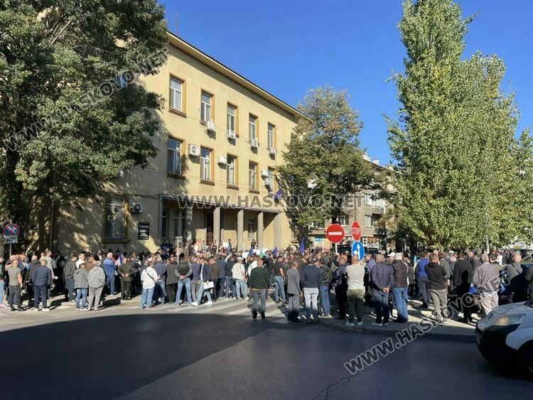 Над 100 души поискаха свобода за кмета Мюмюн Искендер пред съда в Хасково