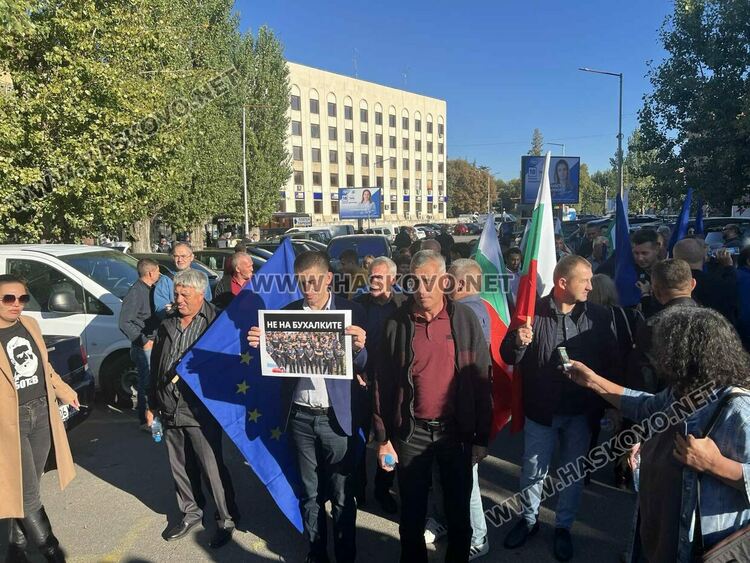 Над 100 души поискаха свобода за кмета Мюмюн Искендер пред съда в Хасково