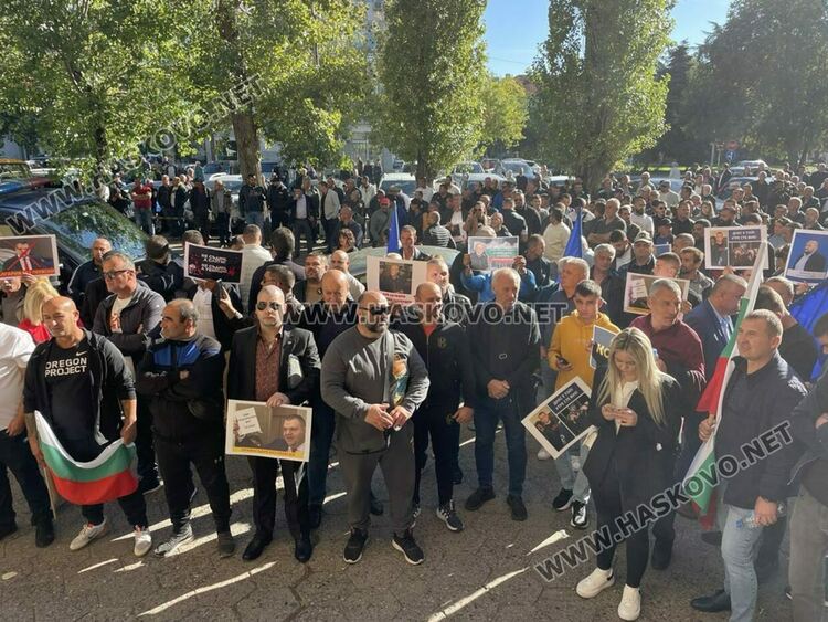 Над 100 души поискаха свобода за кмета Мюмюн Искендер пред съда в Хасково