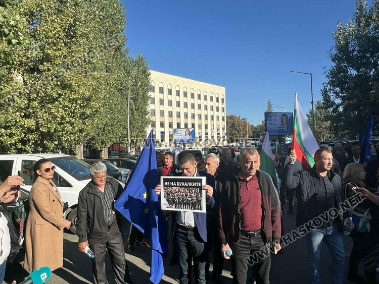 Над 100 души поискаха свобода за кмета Мюмюн Искендер пред съда в Хасково