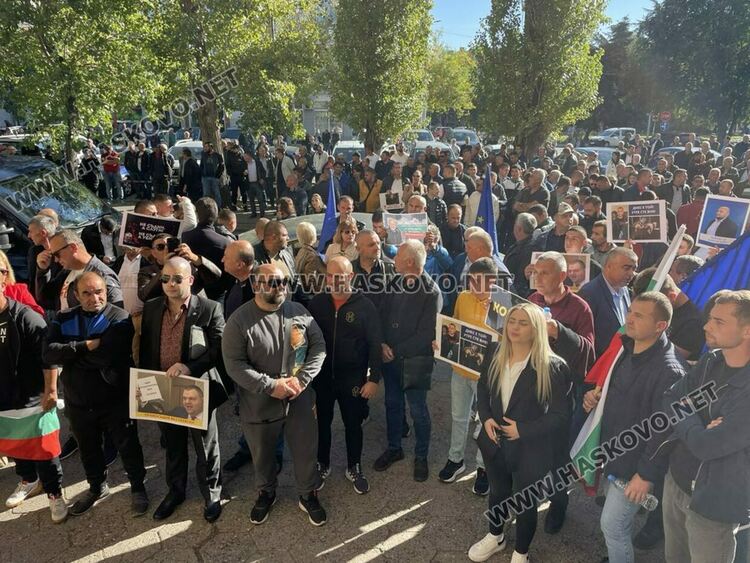 Над 100 души поискаха свобода за кмета Мюмюн Искендер пред съда в Хасково