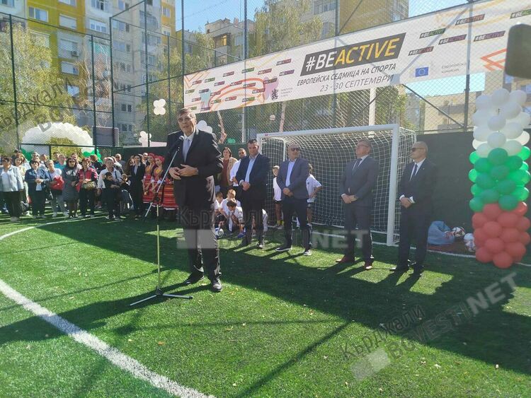 Министър Георги Глушков откри многофункционална спортна площадка в кв."Възрожденци" на Кърджали