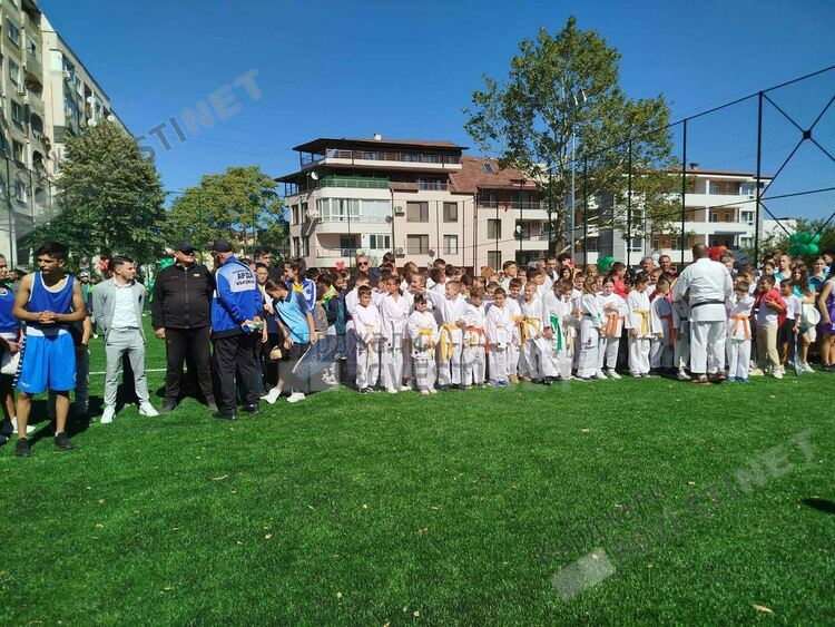 Министър Георги Глушков откри многофункционална спортна площадка в кв."Възрожденци" на Кърджали