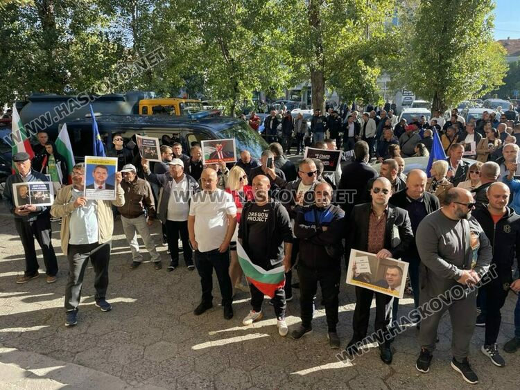 Над 100 души поискаха свобода за кмета Мюмюн Искендер пред съда в Хасково