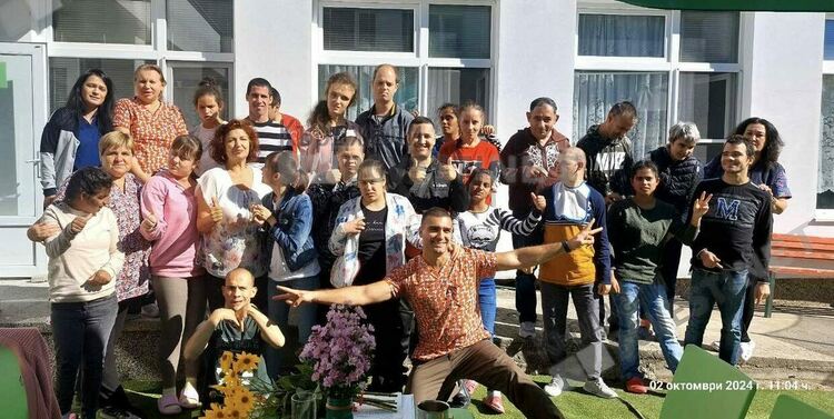 Поетесата Христина Въчева гостува на ДЦ"Надежда" в Кърджали за Международния ден на поезията и музиката