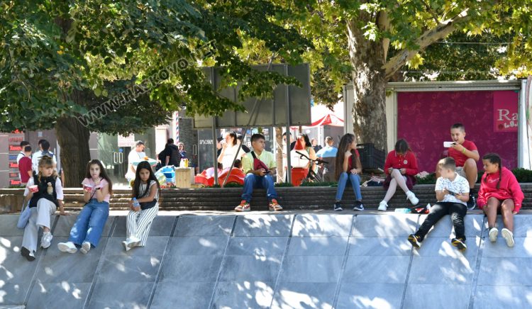 Слънце над Източна България, на запад облаци и дъжд