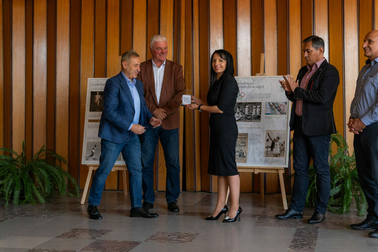 Олимпийският комитет удостои с  почетен медал доц. д-р Анелия Пържанова - директор на Филиал – Смолян към ВСУ „Черноризец Храбър“.