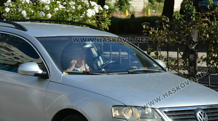 Пътни полицаи в акция срещу водачите с телефони и без колани