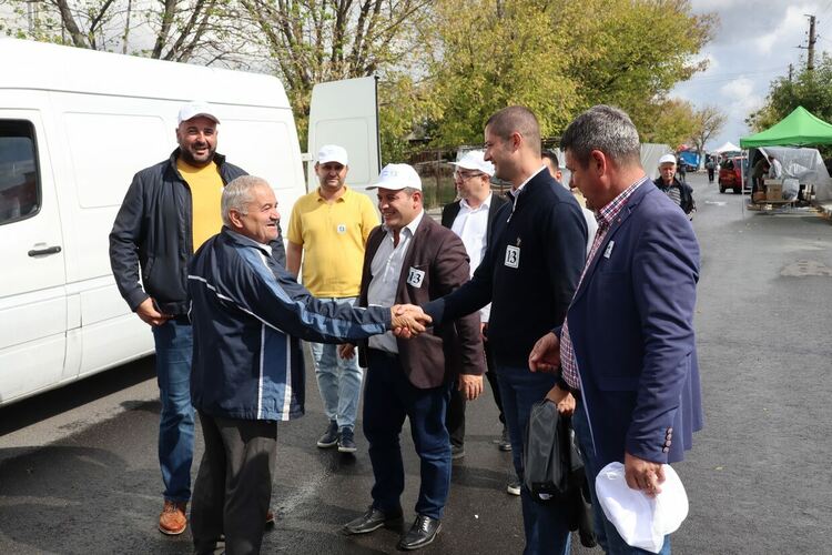 Кандидати за народни представители от Автентичното ДПС уважиха маето в кърджалийското село Брош