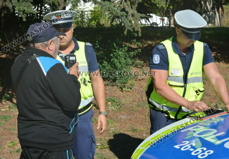 Пътни полицаи в акция срещу водачите с телефони и без колани