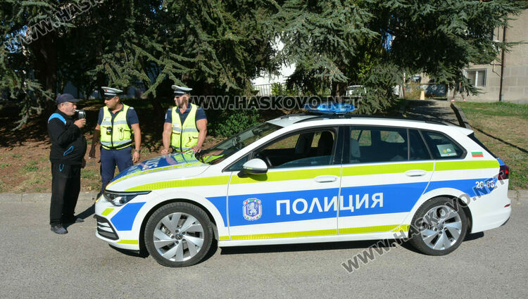 Пътни полицаи в акция срещу водачите с телефони и без колани