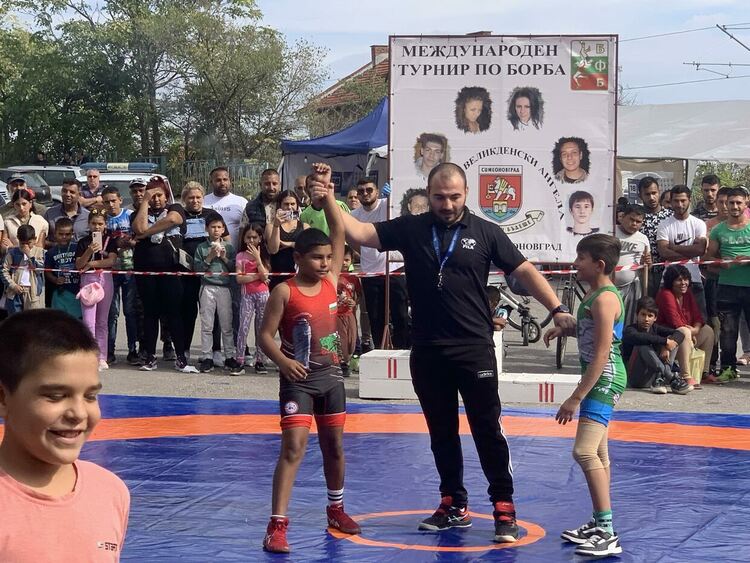 Георги Димитров отново е шампион в турнир по борба в Симеоновград 