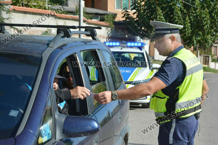 Пътни полицаи в акция срещу водачите с телефони и без колани