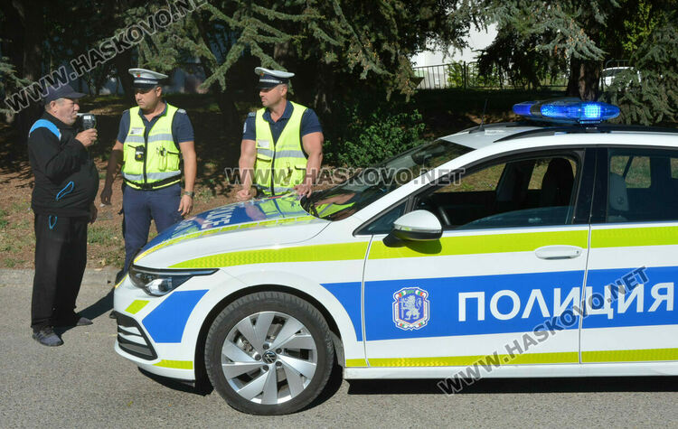 Пътни полицаи в акция срещу водачите с телефони и без колани