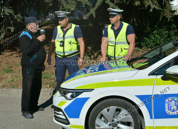 Пътни полицаи в акция срещу водачите с телефони и без колани