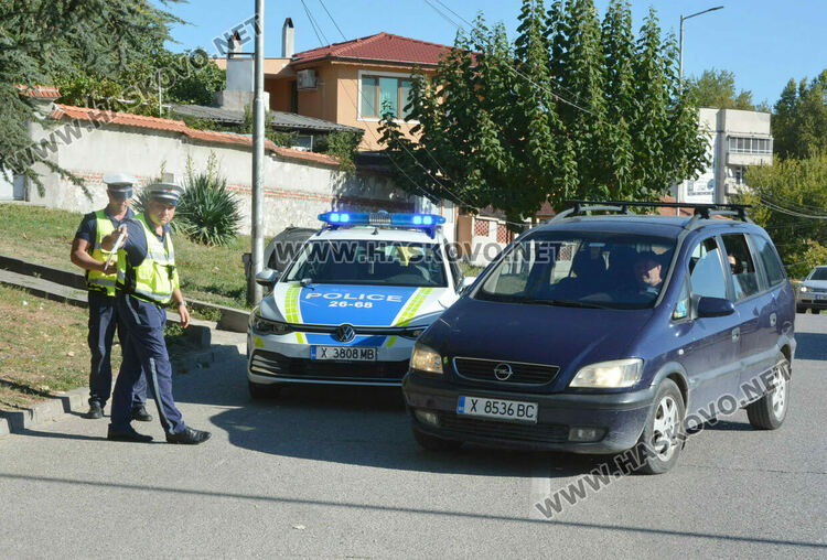 Пътни полицаи в акция срещу водачите с телефони и без колани