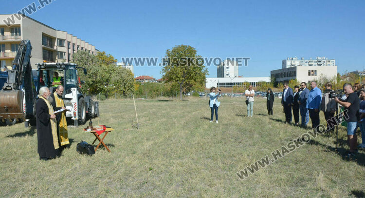 Започна изграждането на голям спортен комплекс до закрития басейн в Хасково