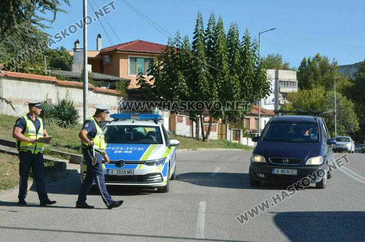 Пътни полицаи в акция срещу водачите с телефони и без колани